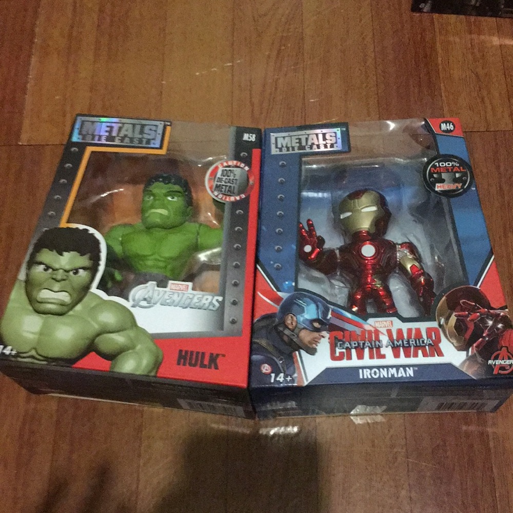 2 metal die cast figures